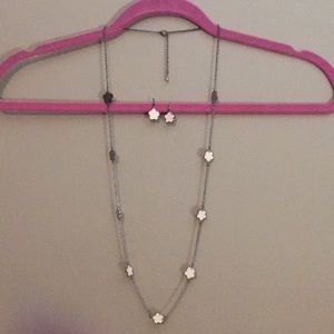 White flower necklace w/matching earrings